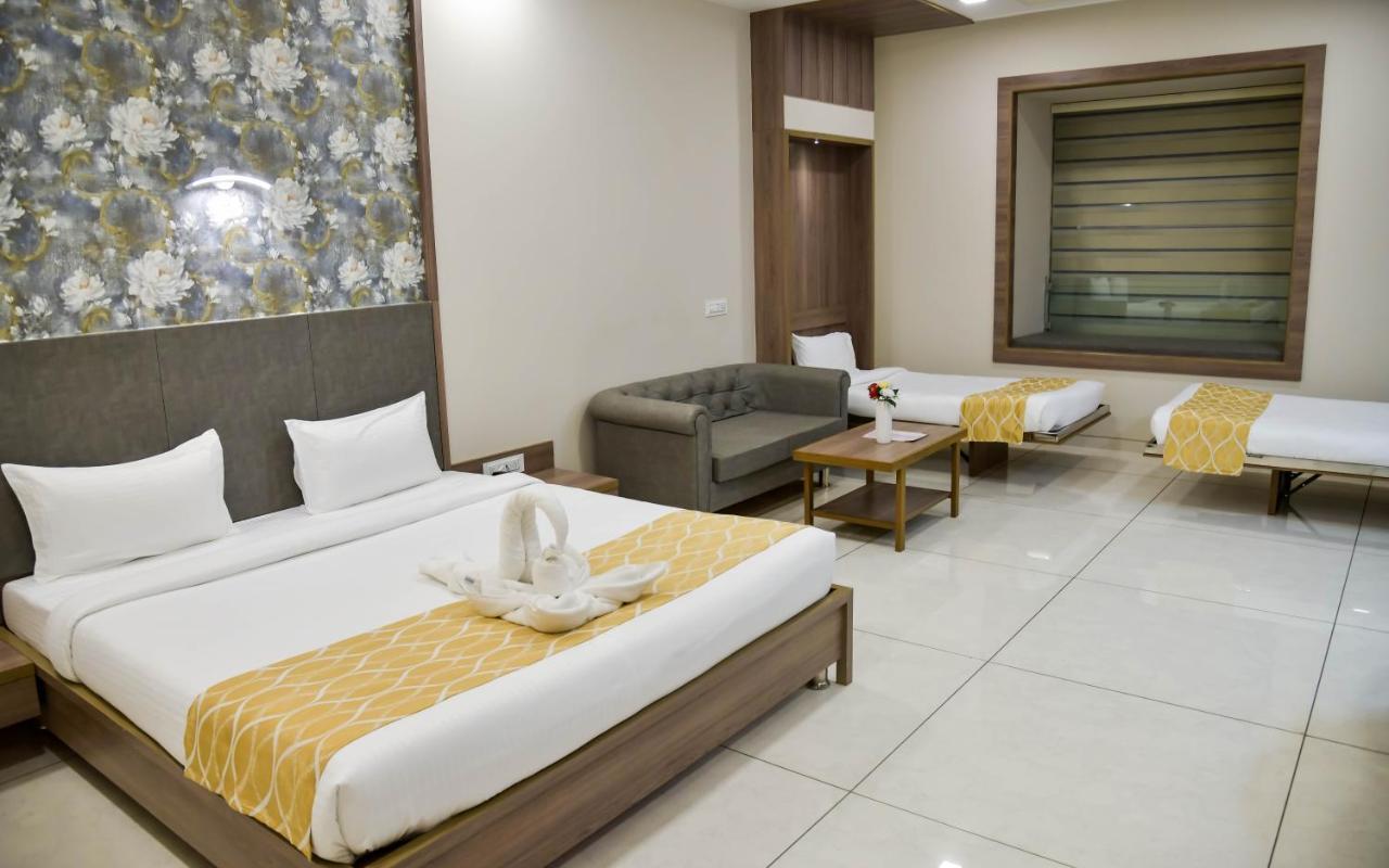 Shree Ganga Smb Hotels Ujjain Eksteriør bilde