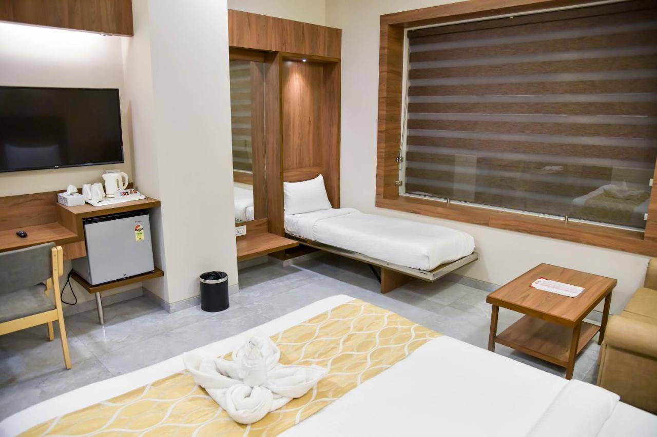 Shree Ganga Smb Hotels Ujjain Eksteriør bilde