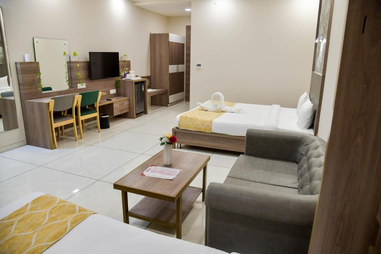 Shree Ganga Smb Hotels Ujjain Eksteriør bilde